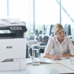 Dos mujeres trabajando en una oficina junto a una impresora multifunción en color Xerox® VersaLink® C625