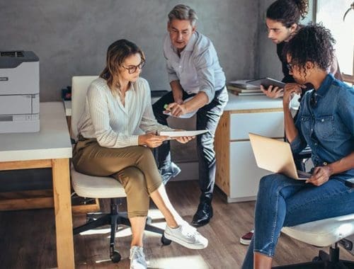 Personas en una oficina junto a la impresora Xerox® VersaLink® B620