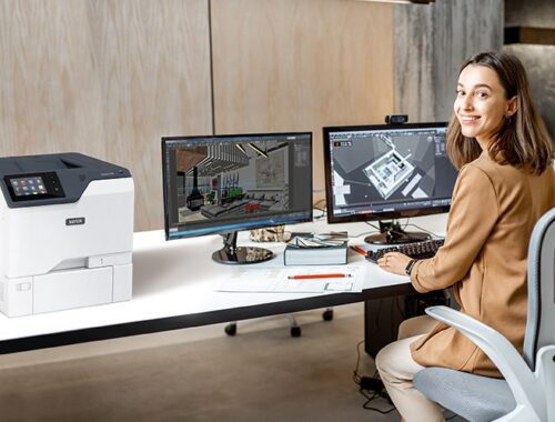 Mujer en una oficina junto a la impresora Xerox® VersaLink® C620