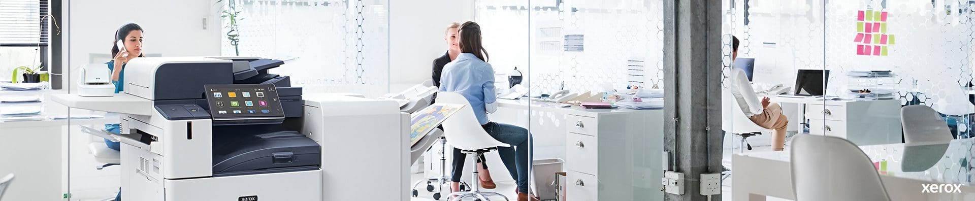 Una oficina espaciosa con una impresora Xerox® y una computadora sobre un escritorio, que muestra un entorno de trabajo profesional. Una oficina espaciosa con una impresora Xerox® y una computadora sobre un escritorio, que muestra un entorno de trabajo profesional.