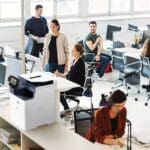 Un grupo de profesionales colaborando en una oficina, utilizando ordenadores y la impresora multifunción Xerox® VersaLink® B625 para sus tareas. Un grupo de profesionales colaborando en una oficina, utilizando ordenadores y la impresora multifunción Xerox® VersaLink® B625 para sus tareas.