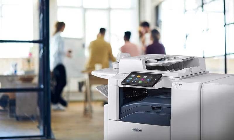 Impresora multifunción Xerox® AltaLink en una oficina Impresora multifunción Xerox® AltaLink en una oficina
