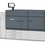 Prensa de producción Xerox® Proficio™ PX500 Prensa de producción Xerox® Proficio™ PX300 vista lateral y pantalla